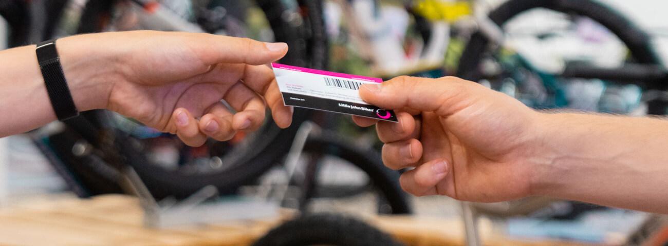 Eine Hand übergibt der anderen Hand eine Velocard