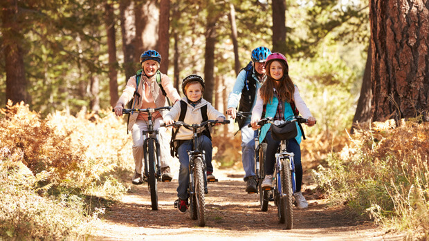 Fahrradtour von Großeltern und Enkelkindern im Wald