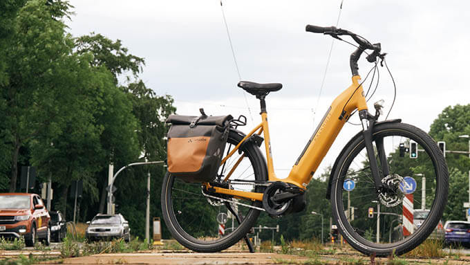 Ein gelbes Kalkhoff-E-Bike mit Tiefeinstieg steht auf der Straße