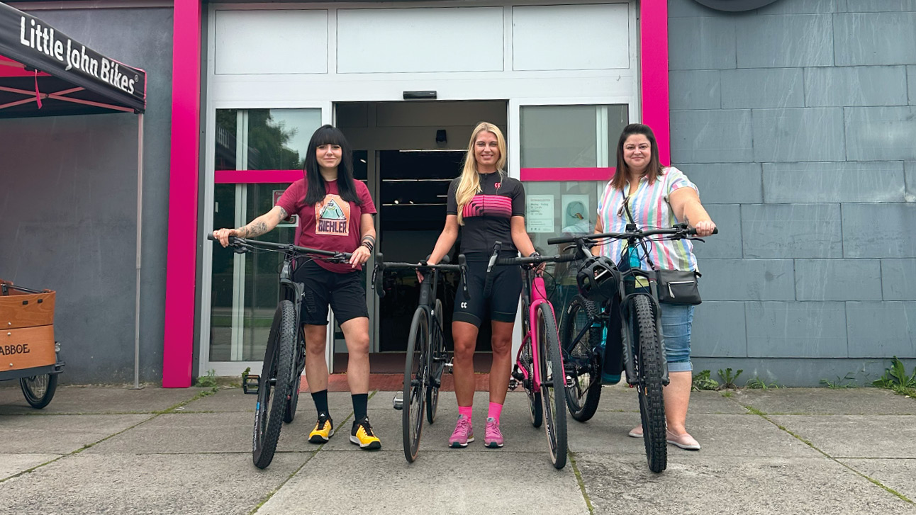Natalie, Kathrin und Yvonne mit ihren neuen Fahrrädern.