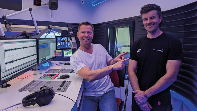 Zwei Männer stehen im Tonstudio von Radio Dresden