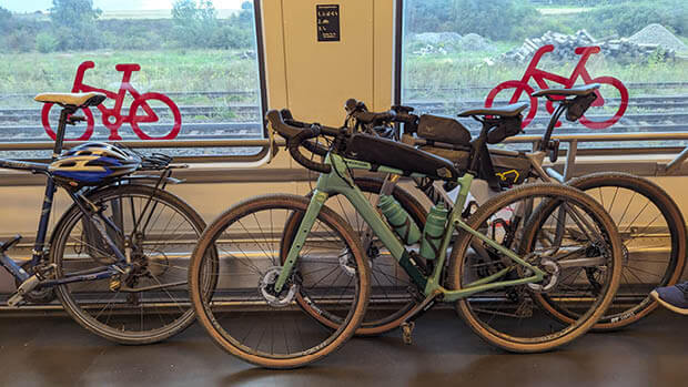 Fahrräder stehen im Zug