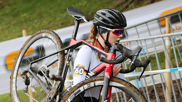 Clea Seidel trägt ihr Cross-Rad