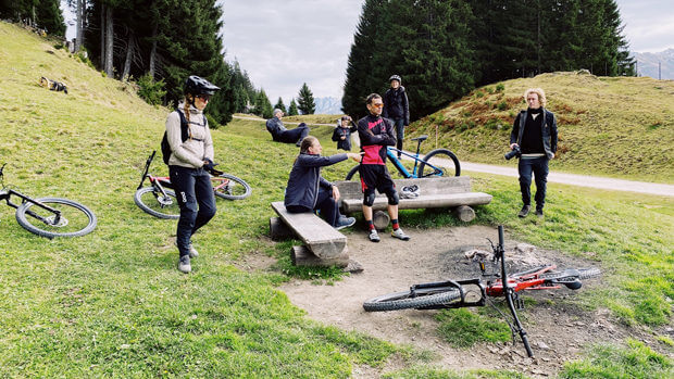 Pause der Tour mit Mountainbikes in den Bergen