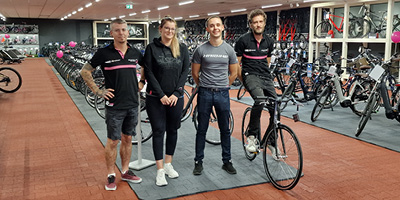 Vier Mitarbeiter der neuen Little John Bikes Fahrrad-Filiale in Bitterfeld