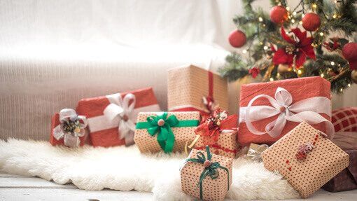 Viele Geschenke liegen unter einem Weihnachtsbaum