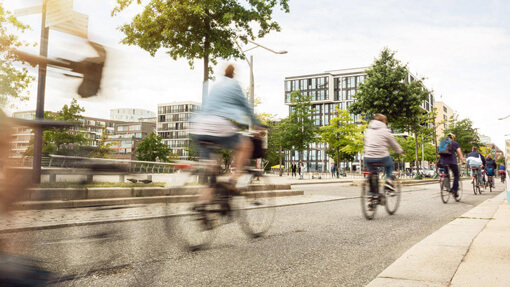 Fahrradfahrer in der Stadt auf dem Radweg