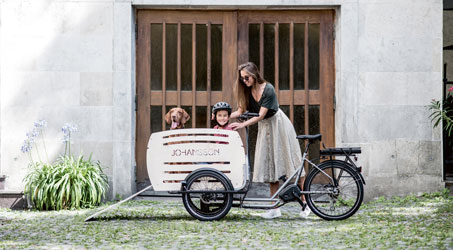 Das Johansson Fiete Lastenrad mit Frau, Kind und Hund