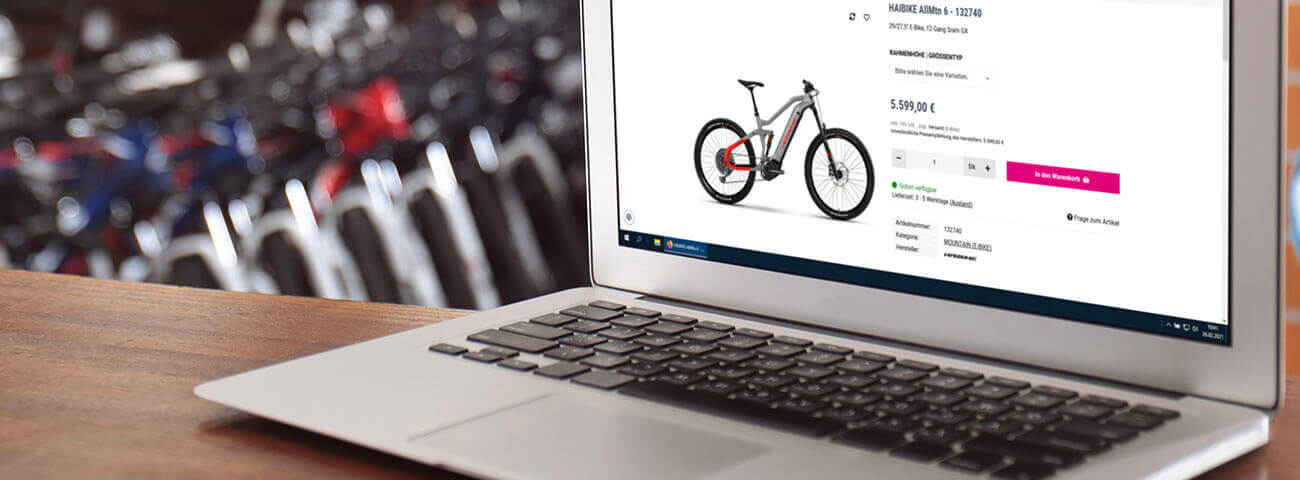 Aufgeklappter Laptop mit Little John Bikes-Webseite