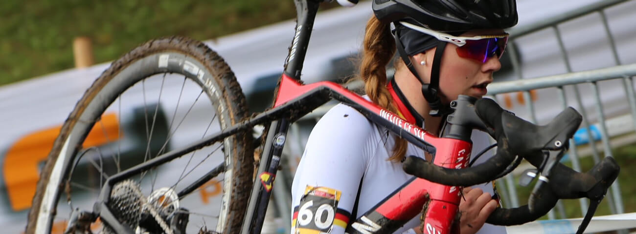 Bild der Radsportlerin Clea Seidel mit ihrem Cyclocrossrad