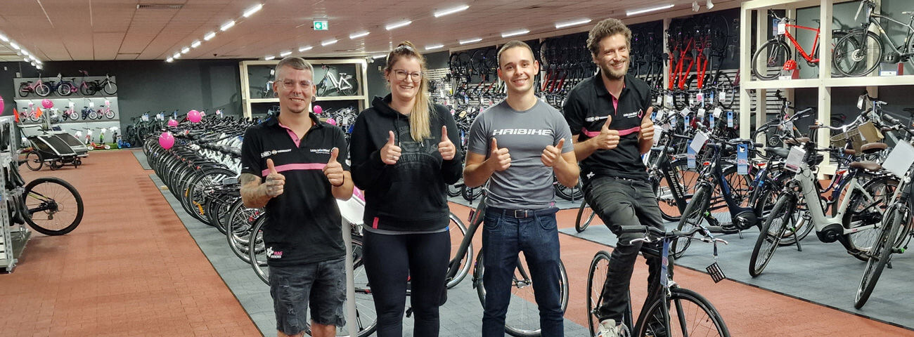 Vier Mitarbeiter der neuen Little John Bikes Fahrrad-Filiale in Bitterfeld