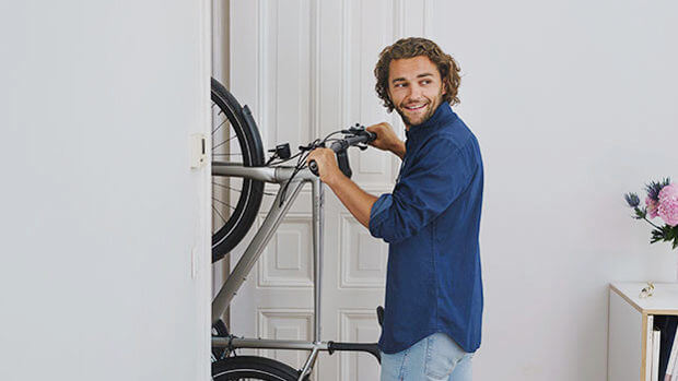 Mann hält Fahrrad senkrecht