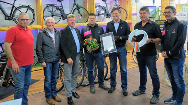 Das Unternehmen "Service Qualität Deutschland" übergibt Little John Bikes feierlich das Qualitätssiegel "Q" für nachhaltige Servicequalität