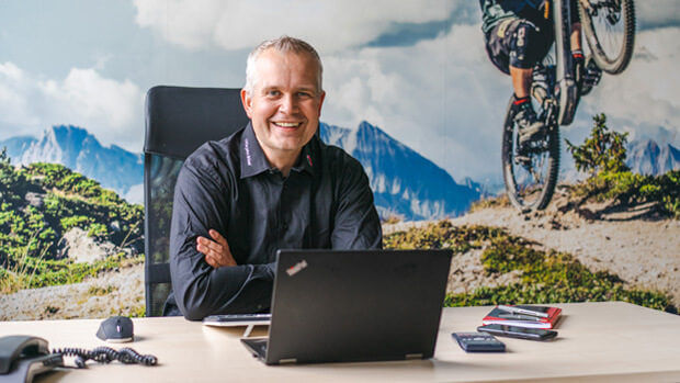 Unser Leiter Einkauf Denis Rülke am Schreibtisch in der Zentrale